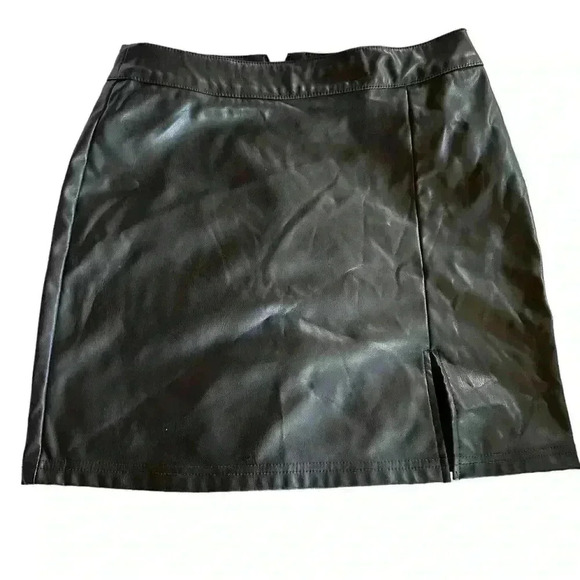 Shein black faux leather mini skirt with from slit and back zip.‎ EUC. - Picture 1 of 8